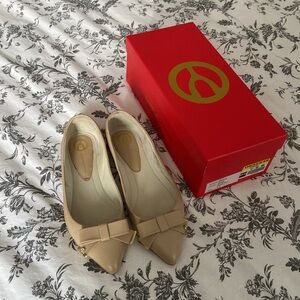 Wishbone Beige Leather Flats Size 7.5